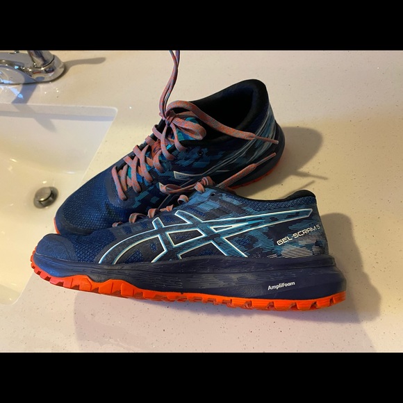 Women size 7.5 - Picture 2 of 5